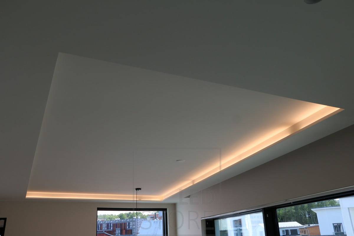 Une bande LED montée sur le rebord, éclairant indirectement le plafond, créant un doux effet d'éclairage d'ambiance.